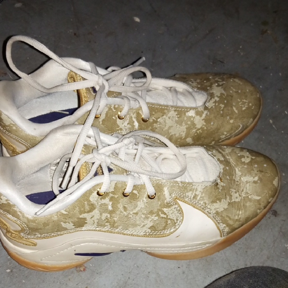 Stylish Athletic Shoes in Gold and White